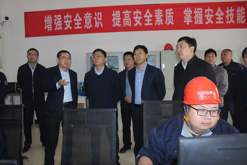 李涛副书记一行在沼气发电车间中控室